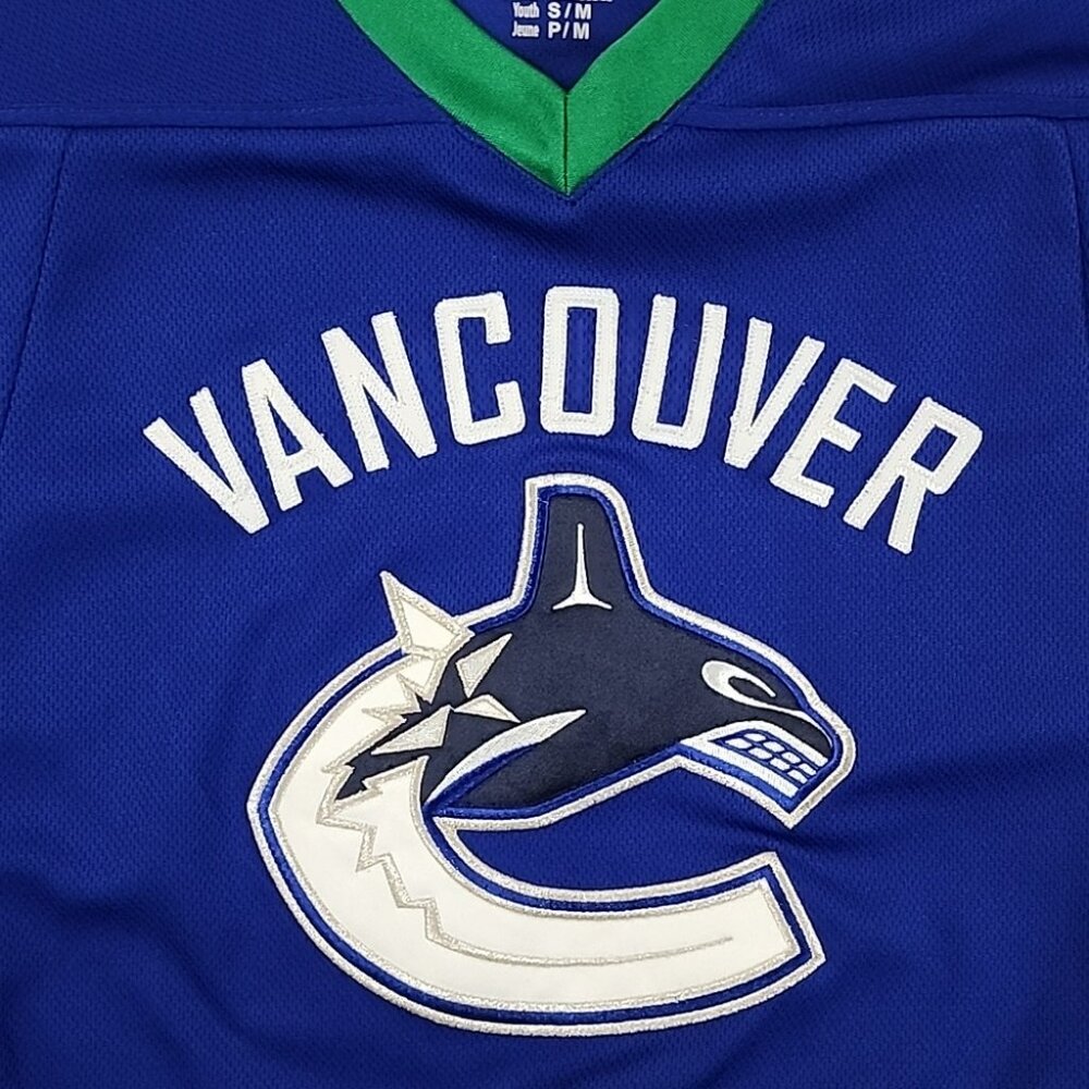 NHL Vancouver Canucks Youth Hockey Jersey Reebok Blue Classic Style Home Sz S/M - Picture 5 of 11